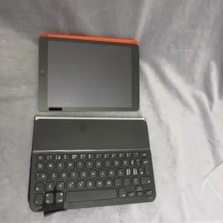 Apple ipad Air 32 Gt Wi-Fi + Cellular -tabletti, mukana Logitech Ultrathin näppäimistö ja laatikko.