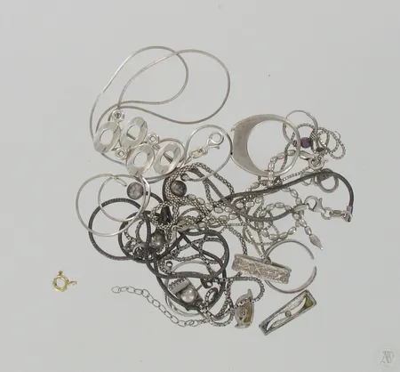 Hopeakoruja, viallisia, 925br, yksi lukko, 585, paino 48,0 ja 0,2g Paino: 48,2 g