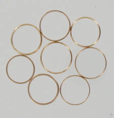 Kahdeksan sileää sormusta, koot 20, 20, 19½, 19½,, 19, 19, 19 ja 18, kolmessa kaiverrus, 585, paino 12,7g Paino: 12,7 g