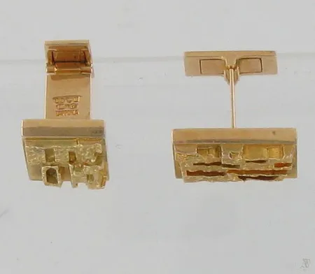 Kalvosinnapit, kaiverrettu, valmistettu 1976, Lapponia, 585br, paino 12,8g Paino: 12,8 g