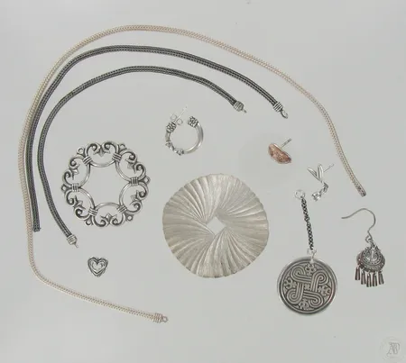 Hopeakoruja, Kalevala Koru, osa viallisia, 925, paino 82,1g Paino: 82,1 g