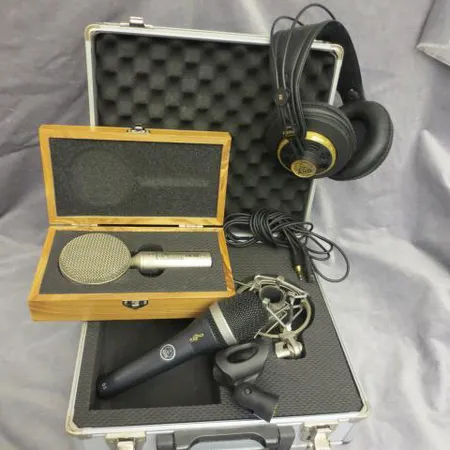 Nauhamikrofoni T.Bone RM-700 omassa laukussa, mikrofoni AKG D5, kuulokkeet AKG K240 Studio