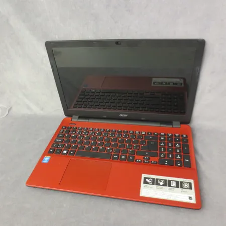 Kannettava tietokone Acer E5-571 13 15.6" Red, laturi ja laatikko.
