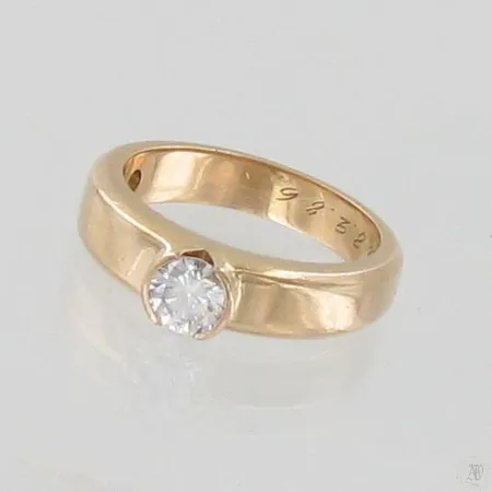 Timanttisormus 1xn.0.47ct ja 1xn.0.05ct, kaiverrettu, koko 16¾, 585, paino 6,6g Paino: 6,6 g