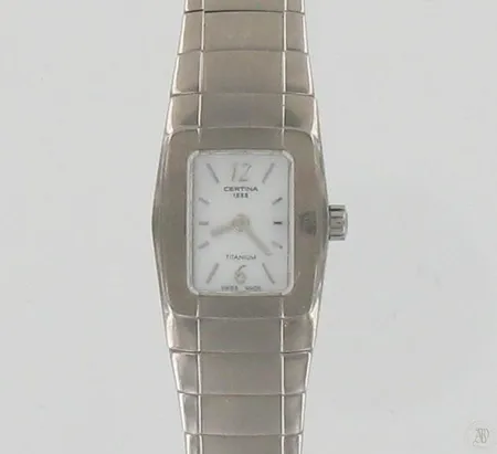 Naisten titaniumrannekello Certina 1888, taulun koko 21x19mm, hihnan pituus 155mm (lisäpalan kanssa 185mm), laatikossa