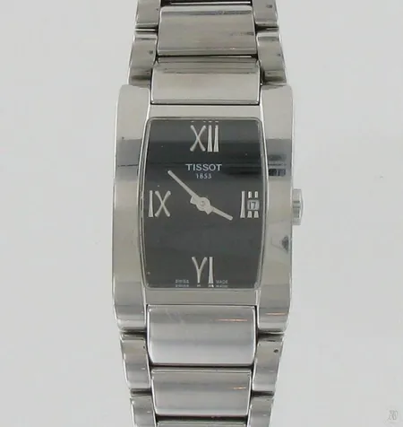 Naisten teräsrannekello Tissot 1853 quartz, taulun koko 24x34mm, rannekkeen pituus 155mm, toinen hihnatappi puuttuu.