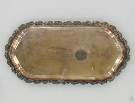 Tarjotin, koko 275x138mm, vuodelta 1977, 830, paino 243,8g Paino: 243,8 g
