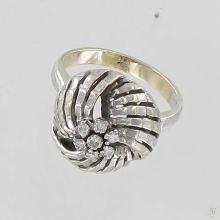 Timanttisormus 1xn.0.05ct 6xn.0.02ct, koko 17¾, 750 valko- ja keltakulta, paino 8,0g Paino: 8   g
