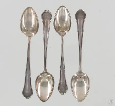 Neljä kahvilusikkaa, Chippendale, 813-830, paino 71,3g Paino: 71,3 g