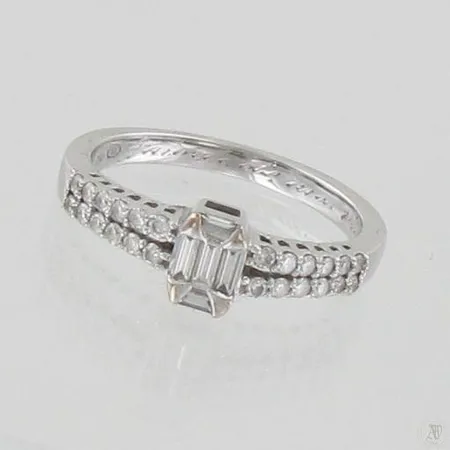 Timanttisormus 3xn.0.05ct ja 2xn.0.03ct Baguette-hiontainen ja 24xn.0.01ct, koko 17½, kaiverrettu, 750, paino 3,8g Paino: 3,8 g