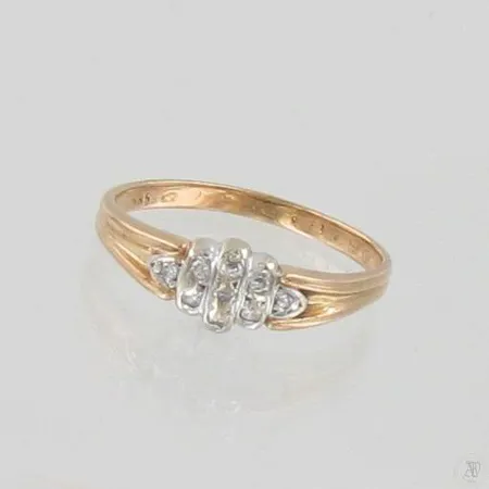 Timanttisormus 9xn.0.005ct, kaiverrettu, koko 16½, 585 kelta- ja valkokulta, paino 1,9g Paino: 1,9 g