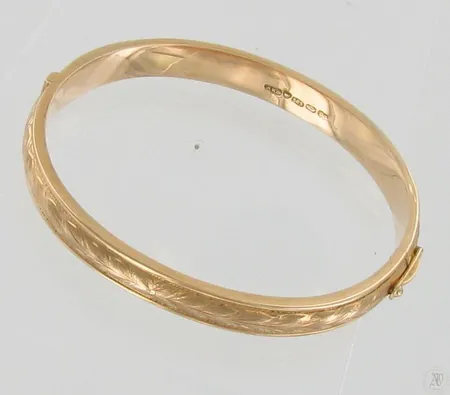 Kuvioitu rannerengas, varmuusketju puuttuu, Ø 54mm, 585br, paino 12,7g Paino: 12,7 g