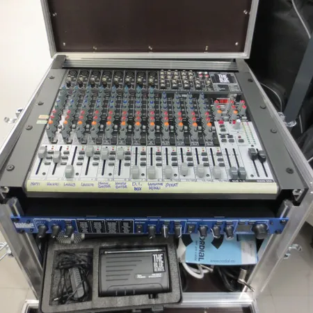 Mikseri Behringer Xenyx X2222 USB, efektiprosessori Lexicon MX200, langaton mikrofoni T.Bone TWS ONE R, flightcasesessa.