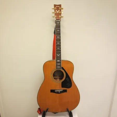 Akustinen kitara Yamaha FG-470S, kannessa halkeama, kantolaukku. Nouto ainoastaan myymälästä.