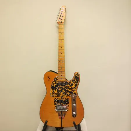 Sähkökitara Harley Benton TE-80 NT Deluxe Series
(nimi ja malli poistettu), kova laukku. Nouto ainoastaan myymälästä.