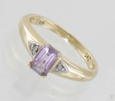 Kivisormus timanteilla 2xn.0.005ct, koko 16¾, 585br, paino 2,1g Paino: 2,1 g