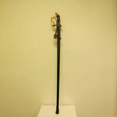 Upseerimiekka E.ja F.Hörster Solingen, kokonaispituus 100cm, kahva hieman löystynyt. Nouto ainoastaan myymälästä.