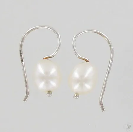 Helmikorvakorut, Pirami, korkeus 20mm, 925br, paino 1,6g Paino: 1,6 g