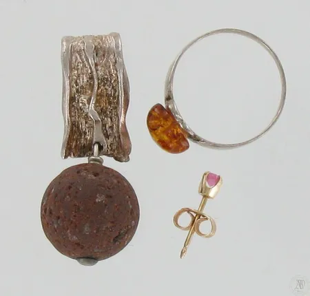 Kivisormus, kiviriipus ja kivikorvanappi, 800-925br, paino 7,3g Paino: 7,3 g