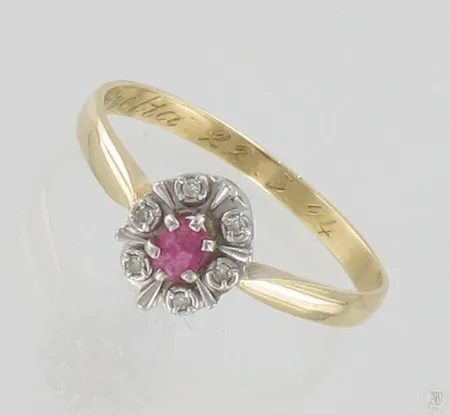 Rubiinisormus timanteilla 6xn.0.005ct, kaiverrettu, koko, 18¼, 585br kelta- ja valkokulta, paino 1,7g Paino: 1,7 g