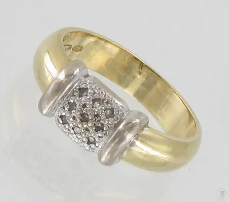 Timanttisormus 9xn.0.005ct, koko 17½, 585 kelta- ja valkokulta, paino 5,8g Paino: 5,8 g