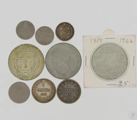 Suomalaisia kolikoita kuusi kappaletta, kolme juhlarahaa,  Itsenäinen Suomi 50-vuotta, Juho Kusti Paasikivi 100 vuotta, Urho Kekkonen 1975, nimellisarvo 34,50 markkaa, 500 ja 900, 46,1g ja 24,0g