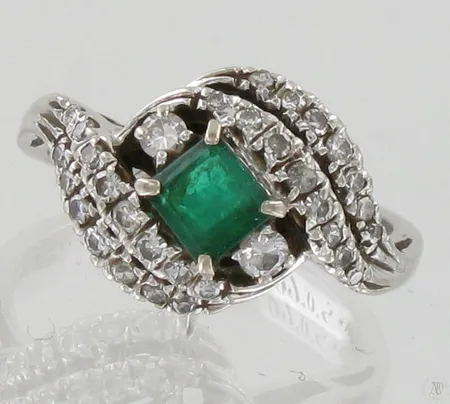 Timanttisormus smaragdilla 2xn.0.04ct ja 30xn.0.005-0.02ct, koko 17¼,  750br valkokulta, paino 5,1g Paino: 5,1 g