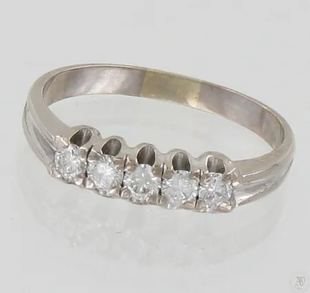 Timanttisormus 5xn.0.09ct, timanttien viisteiden reunoissa kulumaa, koko 19¾, 750 valkokultaa, paino 4,5g Paino: 4,5 g