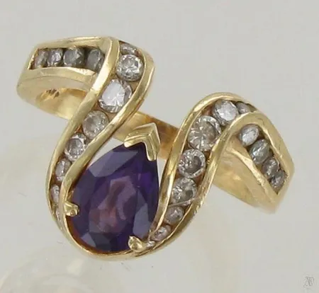 Timanttisormus kivellä 24xn.0.02-0.05ct, koko 18¼ ,585br, paino 6,3g Paino: 6,3 g