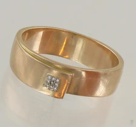 Timanttisormus 9xn.0.005ct, koko 21½, 585, paino 8,7g Paino: 8,7 g