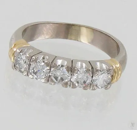 Timanttisormus, 5xn.0.17ct, timanttien taulujen reunoissa vikoja, koko 17¾, 750 valko- ja keltakulta, paino 6,9g Paino: 6,9 g