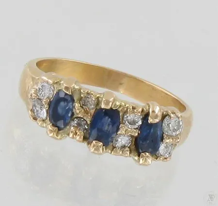 Timanttisormus sinisafiireilla 8xn.0.04-0.07ct, koko 17½, 750, paino 4,6g Paino: 4,6 g