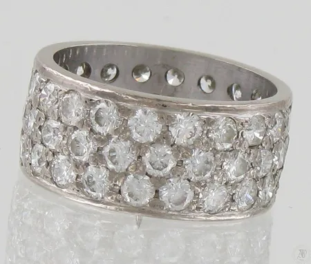 Timanttisormus 60xn.0.08-0.10ct, yhdessä timantissa lohkeama, koko 19½, 750 valkokulta, paino 11,9g Paino: 11,9 g
