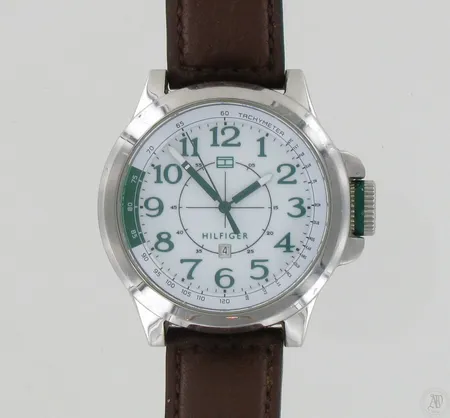 Miesten teräsrannekello Hilfiger nahkarannekkeella, quartz, Ø 45mm, takakannessa kaiverrus