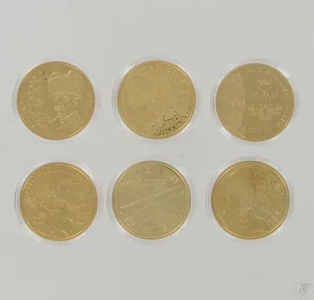Kuusi Mannerheim-mitalia, Tutkimusmatkailija, Suomen Marsalkka, Mannerheim-Suomen presidentti, Talvisodan ylipäällikkö, Jatkosodan rauha ja Ratsastajapatsas, kullattu, Ø 38,6mm, aitoustodistus, laatikko