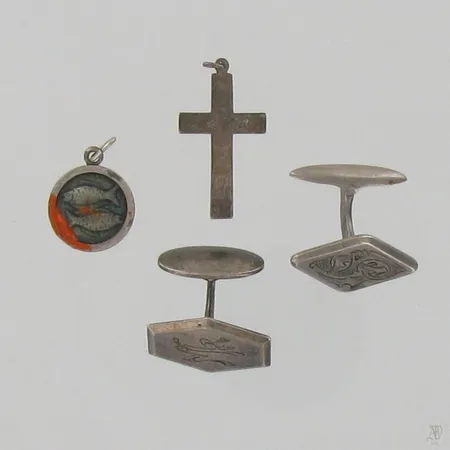 Viallisia koruja, 813-835, paino 14,0g Paino: 14   g