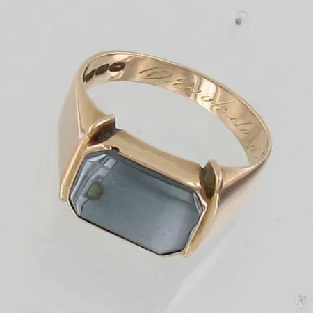 Hematiittikantasormus, kaiverrettu, koko 20½, 585br, paino 7,6g Paino: 7,6 g