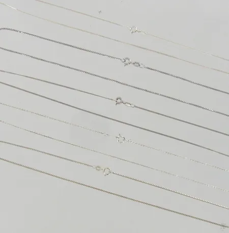 Viisi kaulaketjua, pituudet 40-48,5cm, 835-925, paino 8,9g Paino: 8,9 g