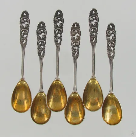 Kuusi kahvilusikkaa, kaiverrettuja, vuodelta 1955, 813, paino 76,3g Paino: 76,3 g
