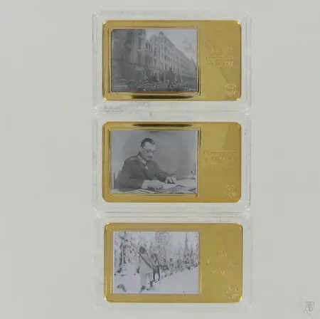 Kolme keräilyharkkoa, Helsingin pommitukset 1939, Mannerheim ja Mikkelin päämaja, 105 kunnian päivää, kullattu, aitoustodistus, koko 35x60mm, laatikko