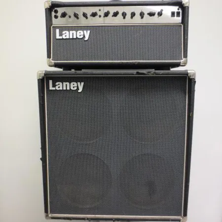 Putkivahvistin Laney LH 50 R, teho 50 w, sarjanumero S 4886966, made in the U.K., kaiutinkaappi Laney GS 410 S, käytön jälkiä, sarjanumero 54431966, tehonkesto 160 w, made in the U.K. Nouto ainoastaan myymälästä.