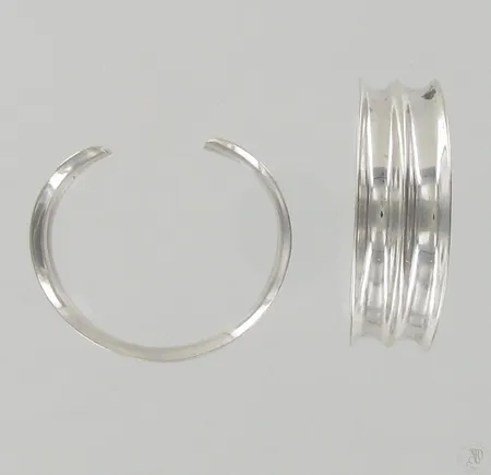 Kaksi rannerengasta, Ø 55mm, 925, paino 57,2g Paino: 57,2 g