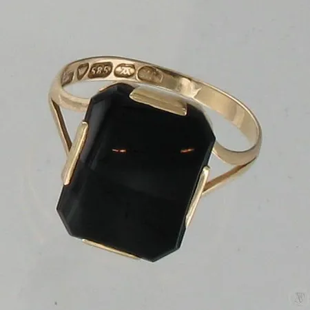 Onyxkantasormus, koko 19, Auran Kultaseppä Oy vuodelta 1951, 585br, paino 3,4g Paino: 3,4 g