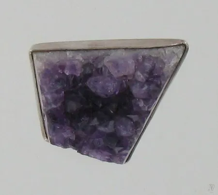 Ametistirintakoru Kaunis Koru, koko 34x44mm, kivi hieman löystynyt, vuodelta 1962, 813br, paino 39,3g Paino: 39,3 g