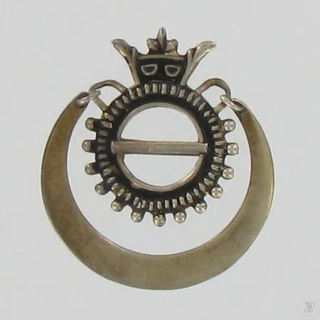Rintasolki Kalevala Koru, korkeus 35mm, tekijäleima AEK, vuodelta 1952, 813, paino 3,0g Paino: 3   g