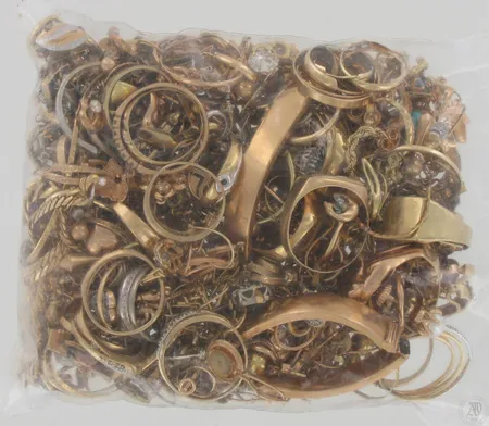 Viallisia kultakoruja, 585br, paino 349,5g, Paino: 349,5 g