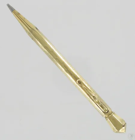 Lyijykynä, käytön jälkiä, pituus 125mm, vuodelta 1930, 585br, paino 18,6g Paino: 18,6 g