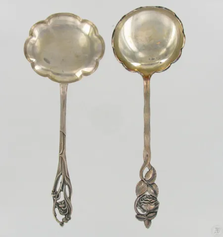 Kaksi tarjoilulusikkaa, kaiverrettuja, pituudet 185-190mm, 813, paino 76,7g Paino: 76,7 g