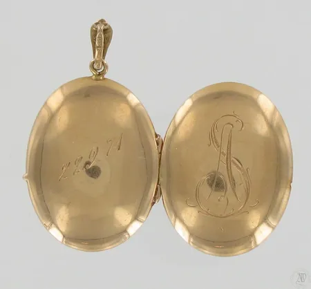 Viallinen medaljonki, korkeus 40mm, 585, paino 4,5g Paino: 4,5 g
