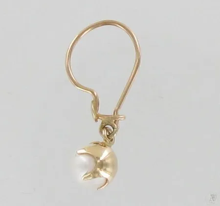 Yksi helmikorvakoru, korkeus 24mm, 585br, paino 0,6g Paino: 0,6 g